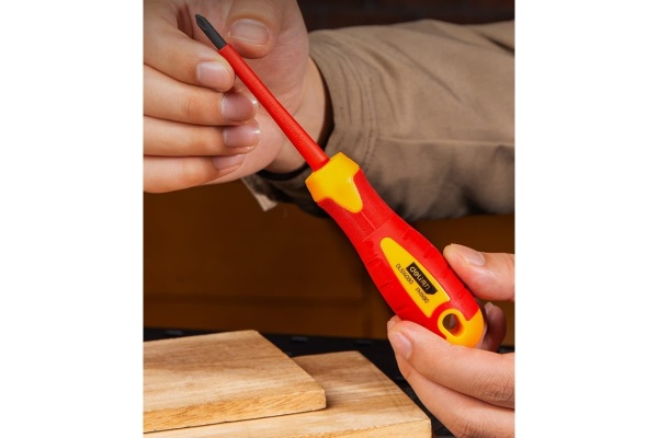 Диэлектрическая крестовая отвертка DELI dl514080 ph1x80мм сертификат vde до 1000в, магнитный наконечник, сталь cr-v, рукоять pp+tpr 110591