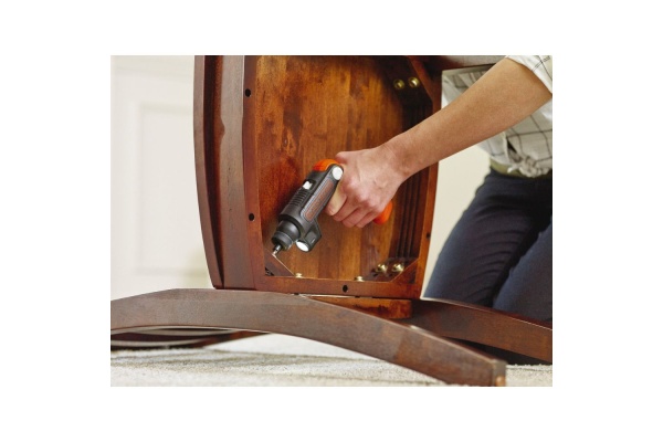 Аккумуляторная отвертка с фонарем Black&Decker BDCSFL20C-QW