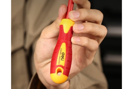 Диэлектрическая шлицевая отвертка DELI dl5141001 4x100 мм, сертификат vde до 1000 В, магнитный наконечник, сталь cr-v, рукоять pp+tpr 110582