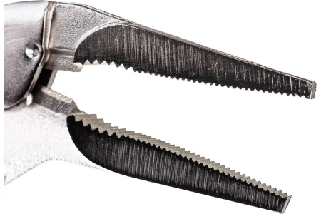 Ручной зажим Зубр Эксперт с удлиненными губками из кованой Cr-V стали для мест с ограниченным доступом 225 мм 22511-22