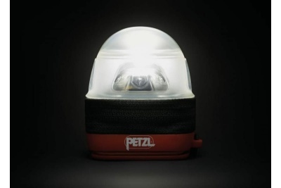 Кейс для налобных фонарей Petzl рассеивает свет в режиме кемпинговой лампы E093DA00