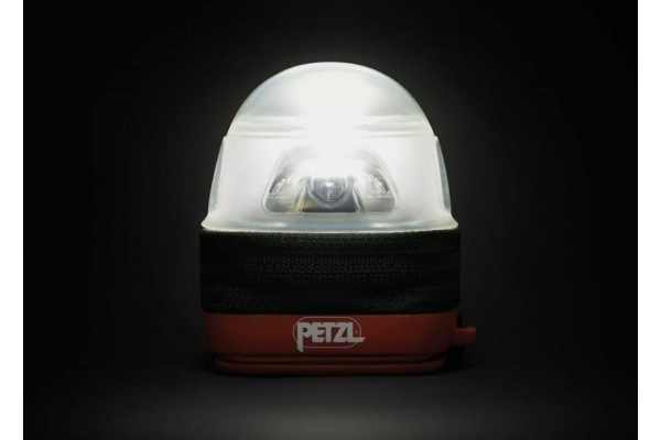 Кейс для налобных фонарей Petzl рассеивает свет в режиме кемпинговой лампы E093DA00
