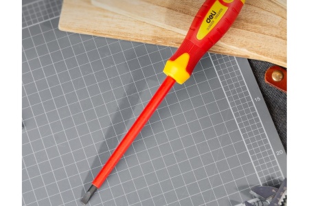 Диэлектрическая шлицевая отвертка DELI dl5151251 5,5x125мм сертификат vde до 1000в, магнитный наконечник, сталь cr-v, рукоять pp+tpr 110585