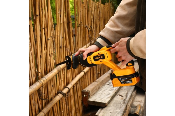 Аккумуляторная сабельная пила DEKO DKRS20, 20В, 2х4.0Ач 063-4359