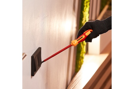 Шлицевая отвертка REXANT Электрика SL 6х150 мм 12-4714