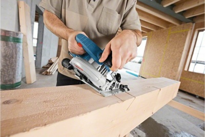 Аккумуляторная циркулярная пила Milwaukee M18 BLCS66-502X 4933464590