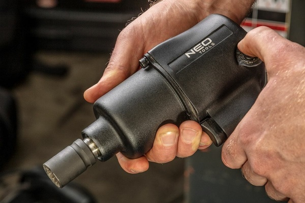 Пневматический ударный гайковерт NEO Tools 1/2", 680 Нм 14-500