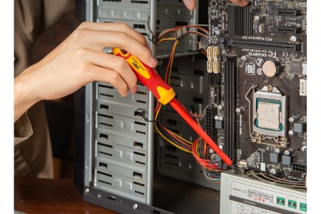 Диэлектрическая шлицевая отвертка DELI dl5151251 5,5x125мм сертификат vde до 1000в, магнитный наконечник, сталь cr-v, рукоять pp+tpr 110585