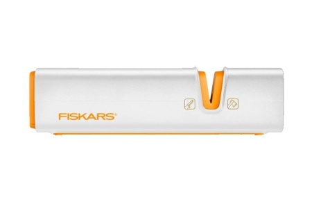 Набор топор белый + точилка + перчатки в тубусе Fiskars 129040