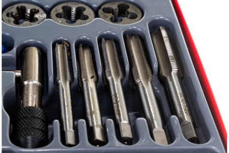 Набор метчиков и плашек Зубр МАСТЕР сталь 9ХС, 35 предметов 28117-H35_z01