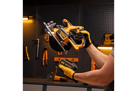 Аккумуляторная циркулярная пила Bosch GKS 18V-68 C 06016B5000