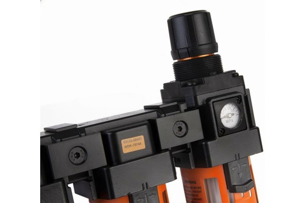 Модульная группа с тремя влаго-маслоотделителями и регулятором давления 1/2'' WIEDERKRAFT WDK-70744 Модульная группа с тремя влаго-маслоотделителями и регулятором давления 1/2'' WIEDERKRAFT WDK-70744