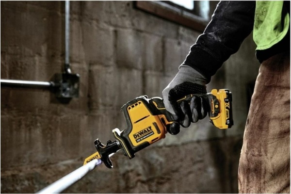 Бесщеточная сабельная пила DEWALT 12 В XR DCS312N-XJ