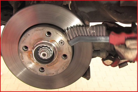 Корщетка для чистки суппортов тормозных механизмов KS Tools из стальной проволоки 201.2320