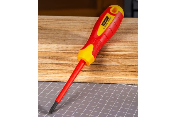 Диэлектрическая крестовая отвертка DELI dl514080 ph1x80мм сертификат vde до 1000в, магнитный наконечник, сталь cr-v, рукоять pp+tpr 110591