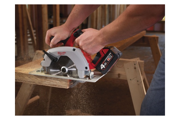 Аккумуляторная циркулярная пила Milwaukee M18 CCS66-502X FUEL 4933451384