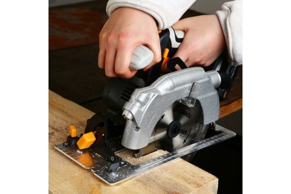 Аккумуляторная дисковая пила Makita XGT BL 40В без аккумулятора и ЗУ HS004GZ01