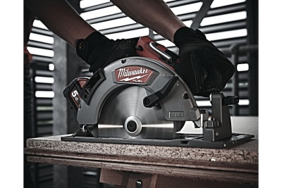 Аккумуляторная циркулярная пила Milwaukee M18 CCS55-502C FUEL 4933448155