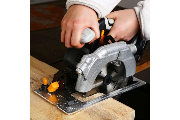 Дисковая пила Makita LXT DCS553Z