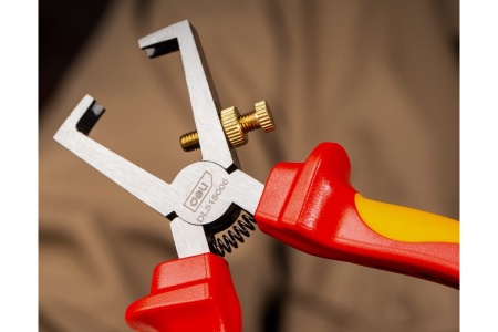 Диэлектрические клещи для снятия изоляции DELI dl515006 160мм (сертификат vde до 1000 в, сталь cr-v, рукоять pp+tpr) 110615