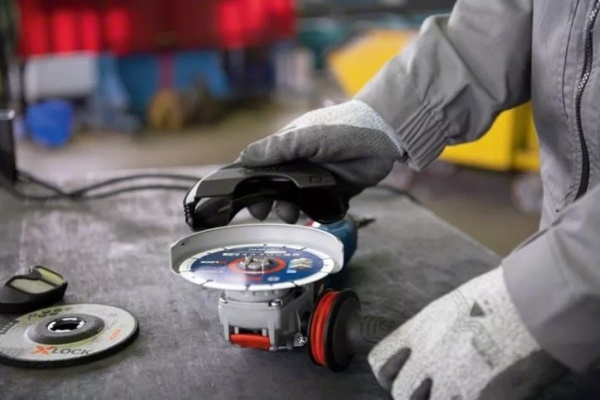 Угловая шлифмашина Bosch GWX 14-125 S 06017D2100 Угловая шлифмашина Bosch GWX 14-125 S 06017D2100