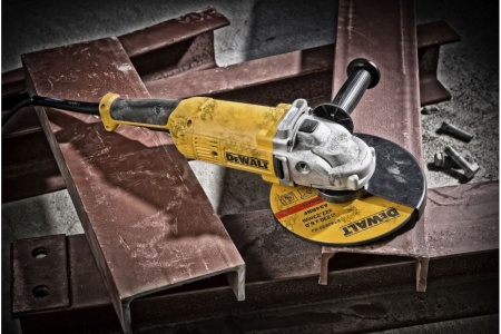Угловая шлифмашина DeWalt DWE 490 - QS