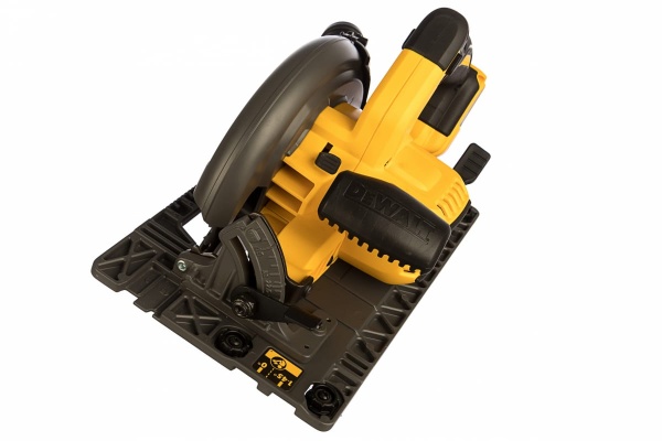 Аккумуляторная дисковая пила Bosch UniversalCirc 12 0.603.3C7.003
