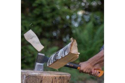Промонабор Fiskars: топор Х17 + точилка 1020182
