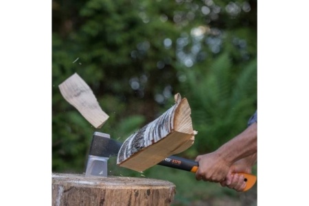 Промонабор Fiskars: топор Х17 + точилка 1020182