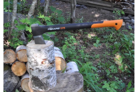 Топор-колун Fiskars х17 122460 + точилка Fiskars 120740 122466