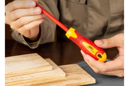 Диэлектрическая шлицевая отвертка DELI dl5151251 5,5x125мм сертификат vde до 1000в, магнитный наконечник, сталь cr-v, рукоять pp+tpr 110585