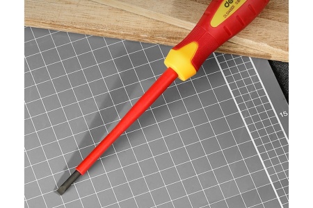 Диэлектрическая шлицевая отвертка DELI dl5141001 4x100 мм, сертификат vde до 1000 В, магнитный наконечник, сталь cr-v, рукоять pp+tpr 110582