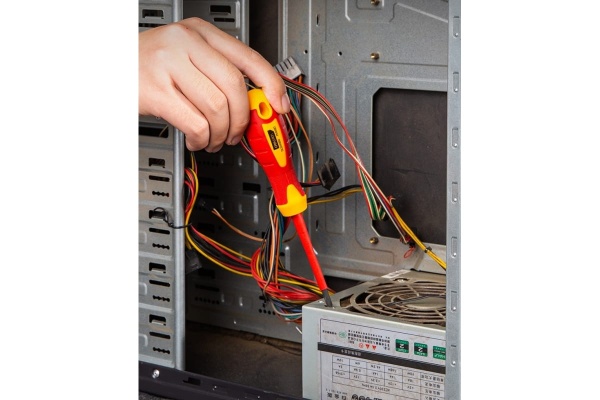 Диэлектрическая крестовая отвертка DELI dl514080 ph1x80мм сертификат vde до 1000в, магнитный наконечник, сталь cr-v, рукоять pp+tpr 110591