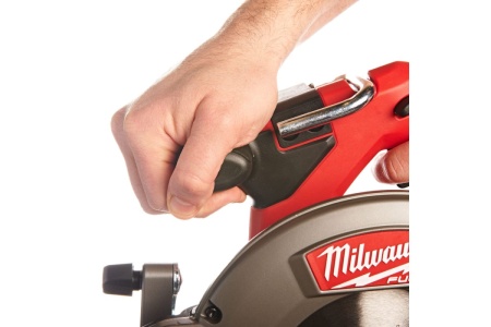 Аккумуляторная циркулярная пила по металлу Milwaukee M18 FMCS66-0C FUEL 66 мм 4933472110
