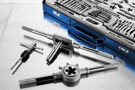 Набор метчиков и плашек Зубр ПРОФЕССИОНАЛ сталь Р6М5, 65 предметов 28110-H65