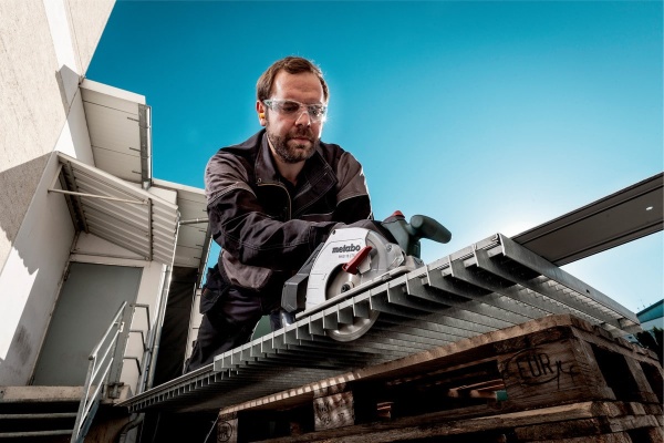 Бесщеточная погружная дисковая пила DEWALT DCS520NT