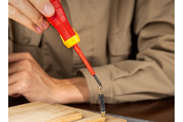 Диэлектрическая крестовая отвертка DELI dl513060 PH0x60, сертификат vde до 1000 В, магнитный наконечник, сталь cr-v, рукоять pp+tpr 110590