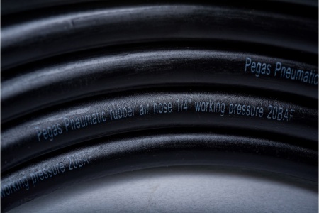 Шланг резиновый с быстросъемными соединениями (15 м; 6.5х13 мм; 20 бар; черный) Pegas pneumatic 4902