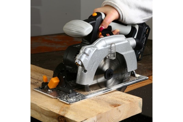 Аккумуляторная дисковая пила Makita XGT BL 40В без аккумулятора и ЗУ HS004GZ01