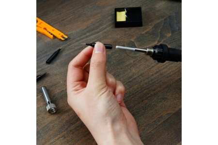 Цифровой паяльник DEKO SI10 80Вт/220В в кейсе + набор аксессуаров, 12 шт 065-0400