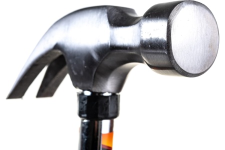 Молоток-гвоздодер SPARTA 450 г, боек 27 мм, металлическая трубчатая обрезиненная рукоятка 104405