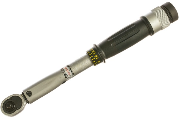 Динамометрический ключ 6-30Нм 1/4" AIST 16022030 00-00002668