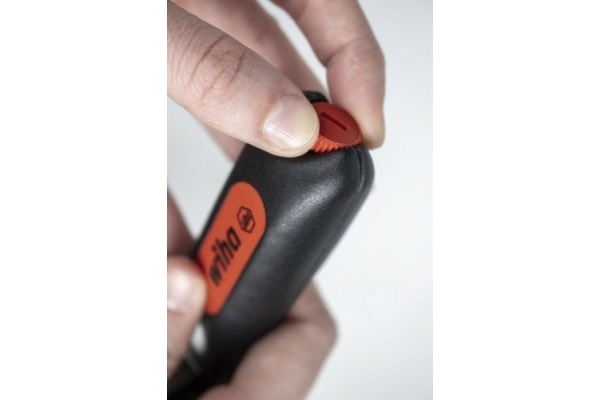 Инструмент с поворотным резцом для снятия ПВХ оболочки круглых кабелей Wiha wih44240