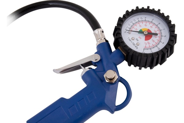 Пистолет для накачки шин с манометром KRAFT KT 707054