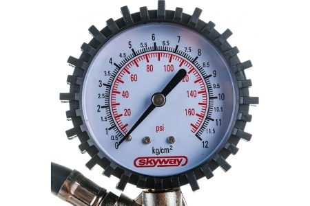 Пистолет для накачивания шин с манометром SKYWAY S07701004