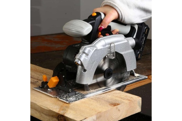 Дисковая пила Makita LXT DCS553Z