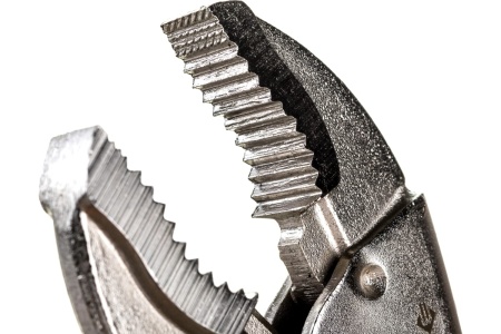 Универсальный ручной зажим Зубр Эксперт для круглых профилированных и плоских деталей губки из кованой Cr-V стали 250 мм 22510-25