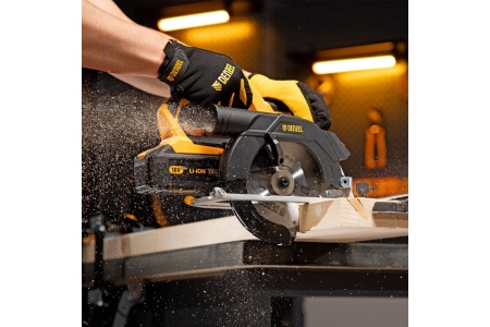 Аккумуляторная циркулярная пила Bosch GKS 18V-68 C 06016B5000