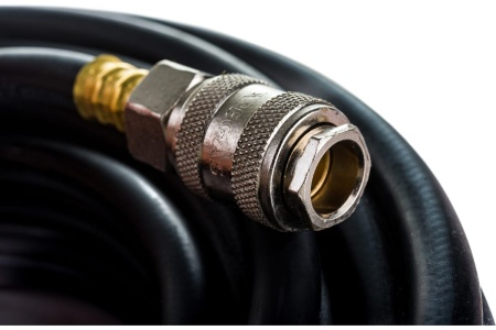 Шланг резиновый с быстросъемными соединениями (15 м; 6.5х13 мм; 20 бар; черный) Pegas pneumatic 4902
