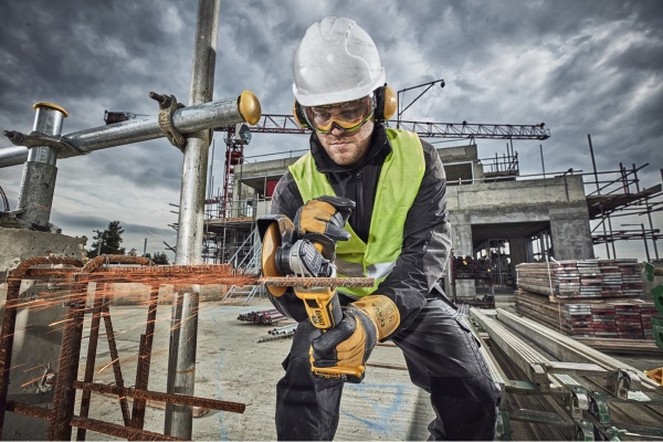 Бесщеточная угловая шлифмашина DEWALT DCG405NT